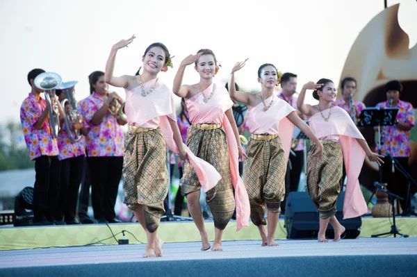 Gruppo thailandese che esegue musica tailandese e danza thailandese . — Foto Stock