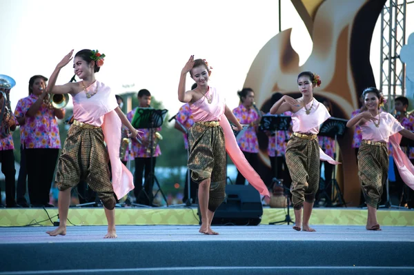 Grupo tailandês apresentando música tailandesa e dança tailandesa . — Fotografia de Stock