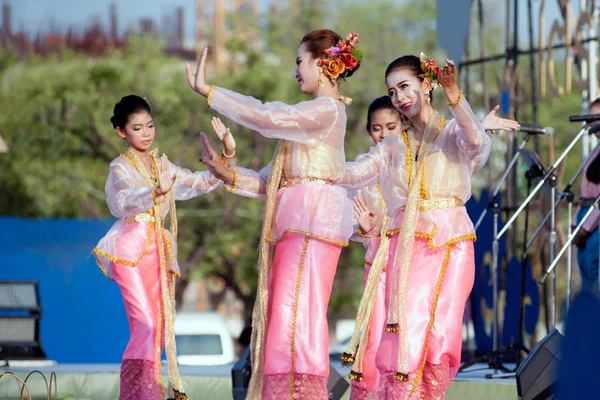 Groupe thaïlandais jouant de la musique thaïlandaise et danse thaïlandaise . — Photo