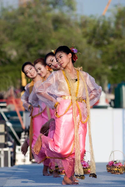 Gruppo thailandese che esegue musica tailandese e danza thailandese . — Foto Stock