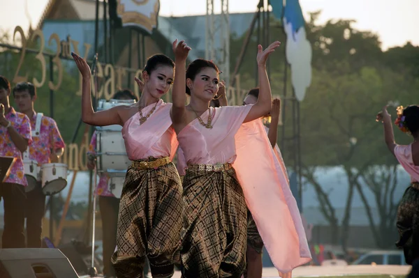 Grupo tailandés que interpreta música tailandesa y baile tailandés . — Foto de Stock