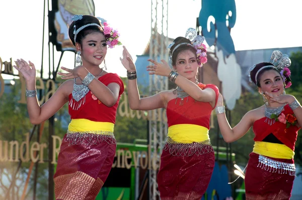 Grupo tailandés que interpreta música tailandesa y baile tailandés . — Foto de Stock