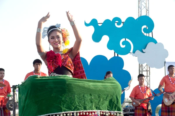 Grupo tailandês apresentando música tailandesa e dança tailandesa . — Fotografia de Stock