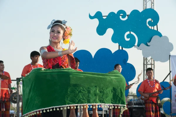 Grupo tailandês apresentando música tailandesa e dança tailandesa . — Fotografia de Stock