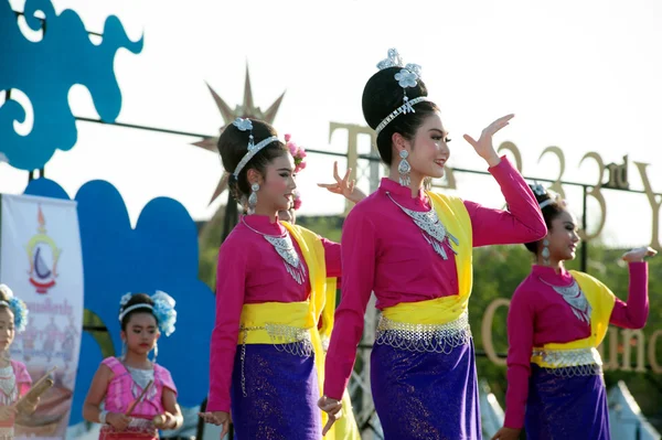 Thai group performing Thai music and Thai dancing. — Stock Photo, Image