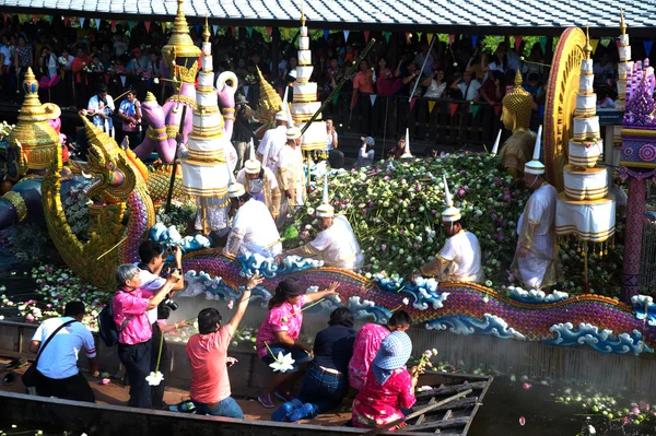 RUB Bua Festival (Lotos rzucanie festiwalu) w Tajlandii. — Zdjęcie stockowe