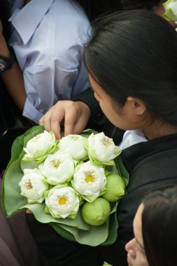 Rub Bua Festivali 'nde tekneye atmak için Lotus' u tutan kadın..