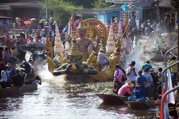 Rub Bua Festival (Lotus Throwing Festival) na Tailândia . — Fotografia de Stock