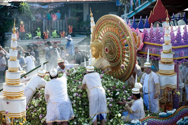 Rub Bua Festival (Lotus Throwing Festival) в Таиланде . — стоковое фото