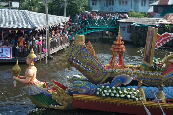 Rub Bua Festival (Lotus Throwing Festival) en Thaïlande . — Photo