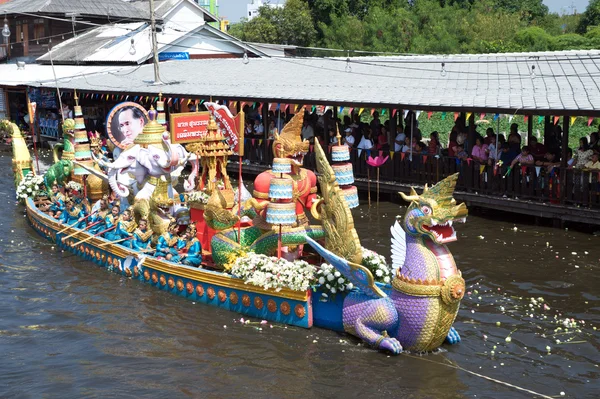 RUB Bua Festival (Lotus кидали фестиваль) в Таїланді. — стокове фото