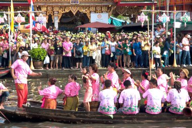Rub Bua Festivali,Tayland'da tekneden dans eden bir grup insan.