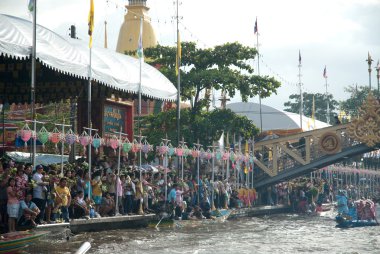 Halkların Grubu Tayland Rub Bua Festivali'nde tekneye bir lotus atma bekleyin.