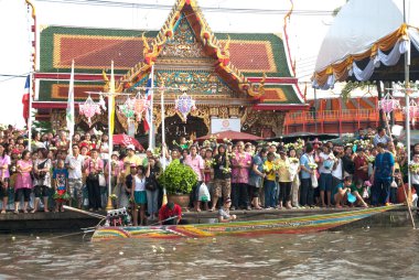 Halkların Grubu Tayland Rub Bua Festivali'nde tekneye bir lotus atma bekleyin.