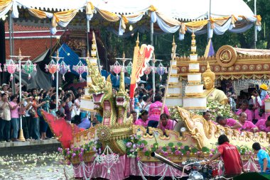 Geçit töreni en düşük Rub Bua Festivali (Lotus Festivali atma) Tayland.