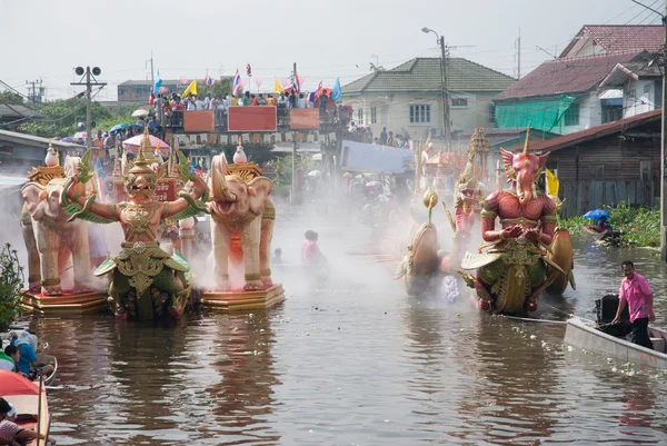 Desfile de Rub Bua Festival (Festival de Lanzamiento de Loto) en Tailandia . — Foto de Stock