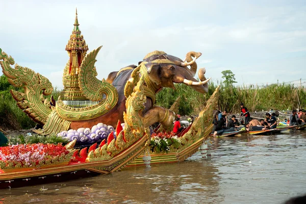 Parade of Rub Bua Festival ( Lotus Throwing Festival ) in Thailand. — Stock Photo, Image