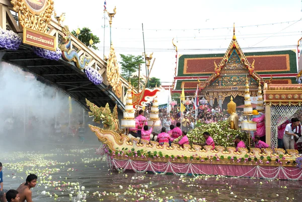 Geçit töreni en düşük Rub Bua Festivali (Lotus Festivali atma) Tayland.