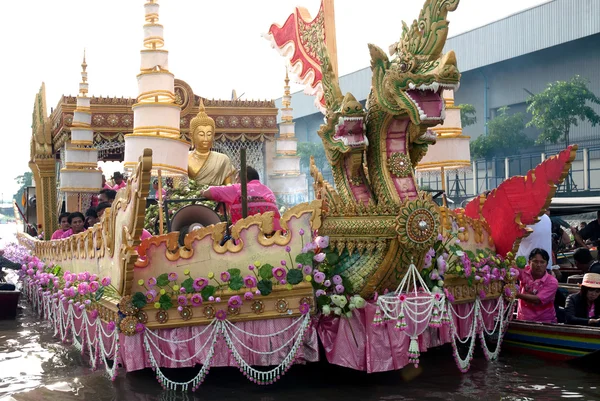 Desfile de Rub Bua Festival (Festival de Lanzamiento de Loto) en Tailandia . — Foto de Stock