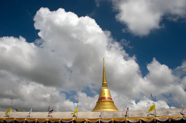 Golden Pagoda af Wat Bang Phli Yai Nai, Thailand . - Stock-foto