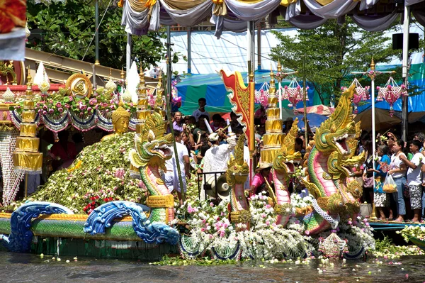 Desfile de Rub Bua Festival (Festival de Lanzamiento de Loto) en Tailandia . —  Fotos de Stock