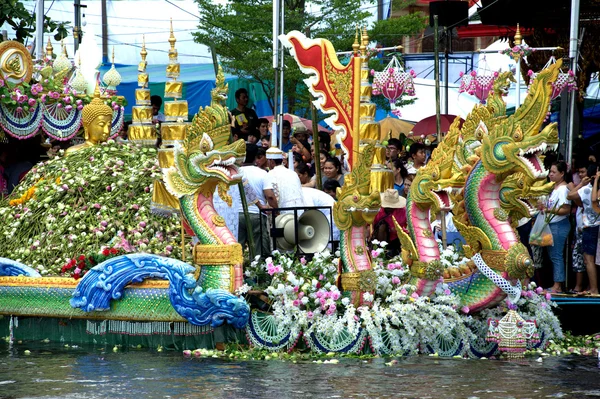 Desfile de Rub Bua Festival (Festival de Lanzamiento de Loto) en Tailandia . — Foto de Stock