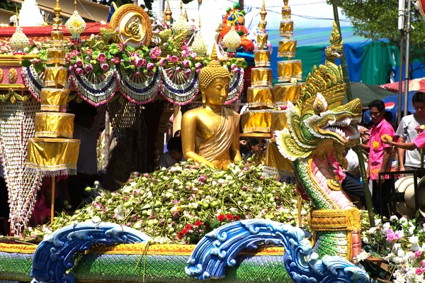 Parada pocierać Festiwal Bua (Lotus rzucanie Festival) w Tajlandii. — Zdjęcie stockowe
