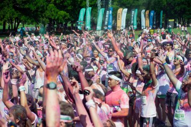 BANGKOK, THAILAND - NOVEMBER 1, 2015: The Color Run sokak yarışı sırasında kimliği belirsiz insanlar görüldü ve büyük bir kalabalığın üzerinde eğlenceli maratonlar, parlak renkli boyalar yapılıyor.