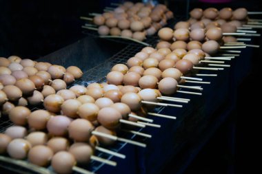 Sobada kızarmış yumurta tavuğu, Tayland 'da lezzetli aperatif..