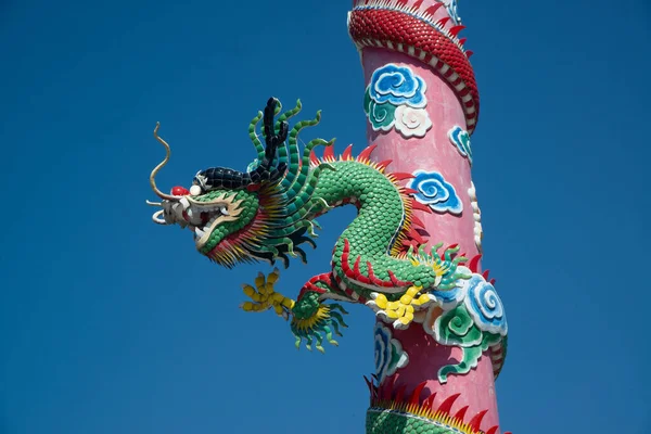 Los Pilares Con Dragones Estuco Envueltos Alrededor Ellos Son Arte —  Fotos de Stock