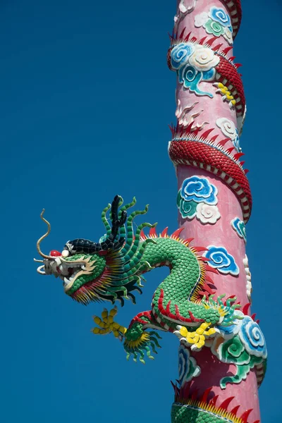 Los Pilares Con Dragones Estuco Envueltos Alrededor Ellos Son Arte —  Fotos de Stock