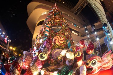 BANGKOK, THAILAND - 4 Aralık 2020: Noel Ağacı Kutlaması 2021 'de Emquatier mağazasında Noel Günü ve Bangkok' ta Mutlu Yıllar etkinliği.