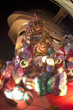 BANGKOK, THAILAND - 4 Aralık 2020: Noel Ağacı Kutlaması 2021 'de Emquatier mağazasında Noel Günü ve Bangkok' ta Mutlu Yıllar etkinliği.