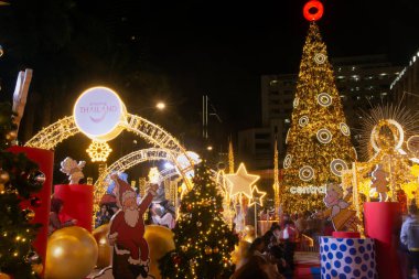 BANGKOK, THAILAND - 4 Aralık 2020: Noel ağacı kutlaması 2021 'de Central World alışveriş merkezinde ışık ve balo güzelliği ve Tayland' ın başkenti Bangkok 'ta yeni yıl etkinliği.