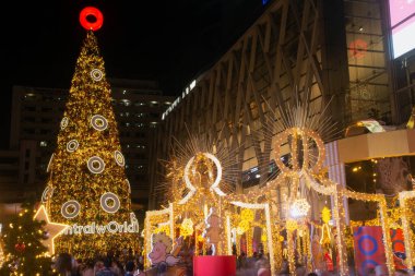BANGKOK, THAILAND - 4 Aralık 2020: Noel ağacı kutlaması 2021 'de Central World alışveriş merkezinde ışık ve balo güzelliği ve Tayland' ın başkenti Bangkok 'ta yeni yıl etkinliği.