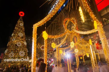 BANGKOK, THAILAND - 4 Aralık 2020: Noel ağacı kutlaması 2021 'de Central World alışveriş merkezinde ışık ve balo güzelliği ve Tayland' ın başkenti Bangkok 'ta yeni yıl etkinliği.