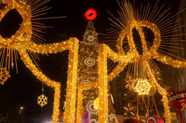 BANGKOK, THAILAND - 4 Aralık 2020: Noel ağacı kutlaması 2021 'de Central World alışveriş merkezinde ışık ve balo güzelliği ve Tayland' ın başkenti Bangkok 'ta yeni yıl etkinliği.