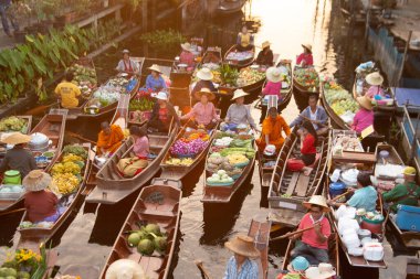 RATCHABURI, THAILAND-NOVEMBER 15, 2020: Kimliği belirsiz satıcılar Tayland ve yabancı turistler tarafından sevilen ünlü eski bir yüzen pazar olan Khlong Damnoen Saduak 'taki Budizm nedeniyle rahiplere sadaka verdiler.