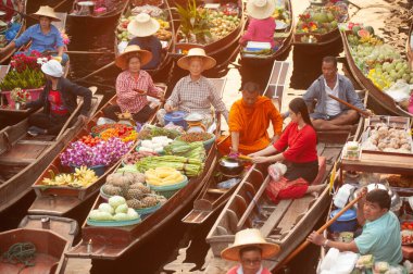 RATCHABURI, THAILAND-NOVEMBER 15, 2020: Kimliği belirsiz satıcılar Tayland ve yabancı turistler tarafından sevilen ünlü eski bir yüzen pazar olan Khlong Damnoen Saduak 'taki Budizm nedeniyle rahiplere sadaka verdiler.