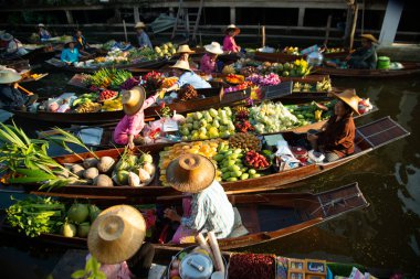 RATCHABURI, THAILAND-NOVEMBER 15, 2020: Damnoen Saduak Yüzen Piyasa sakinleri meyve satıyor, yerel yiyecekler kanalda yüzüyor, Ratchaburi, Tayland. Asya 'nın ünlü turizm beldeleri.