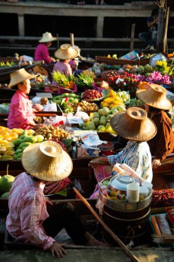 RATCHABURI, THAILAND-NOVEMBER 15, 2020: Damnoen Saduak Yüzen Piyasa sakinleri meyve satıyor, yerel yiyecekler kanalda yüzüyor, Ratchaburi, Tayland. Asya 'nın ünlü turizm beldeleri.