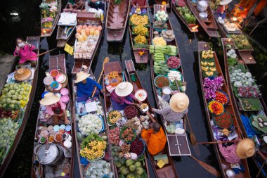 RATCHABURI, THAILAND-NOVEMBER 15, 2020: Kimliği belirsiz satıcılar Tayland ve yabancı turistler tarafından sevilen ünlü eski bir yüzen pazar olan Khlong Damnoen Saduak 'taki Budizm nedeniyle rahiplere sadaka verdiler.