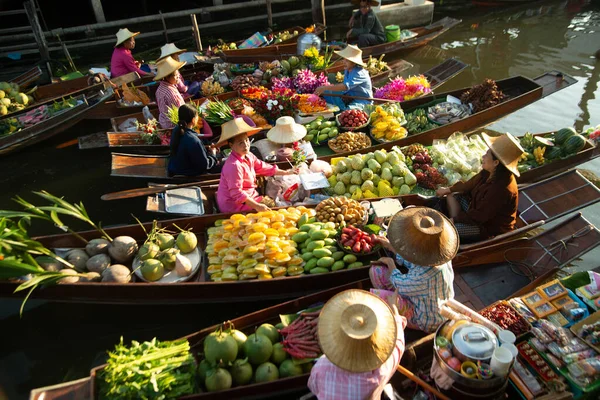 Ratchaburi Thailand Νοεμβριοσ 2020 Damnoen Saduak Floating Market Ντόπιοι Πουλάνε — Φωτογραφία Αρχείου