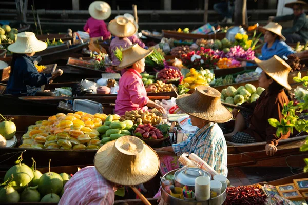 ラチャブリ 2020年11月15日 ダムノーン サドゥアック水上マーケット地元の人々は タイのラチャブリ島の運河に浮かぶボートで果物 地元の食べ物を販売しています アジアの有名な観光地 — ストック写真