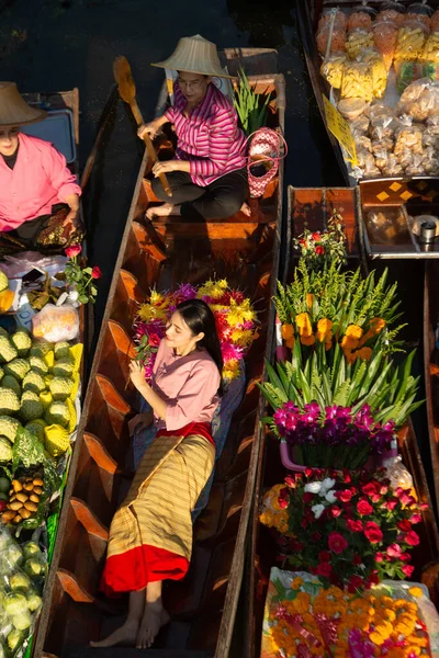 ラッチャブリ 2020年11月15日 ダムノーン サドゥーク フローティングマーケットでボートを漕ぐ観光客 ラチャブリ県の運河に浮かぶ船で果物や地元の食べ物を売る地元の人々アジアの有名な観光地 — ストック写真