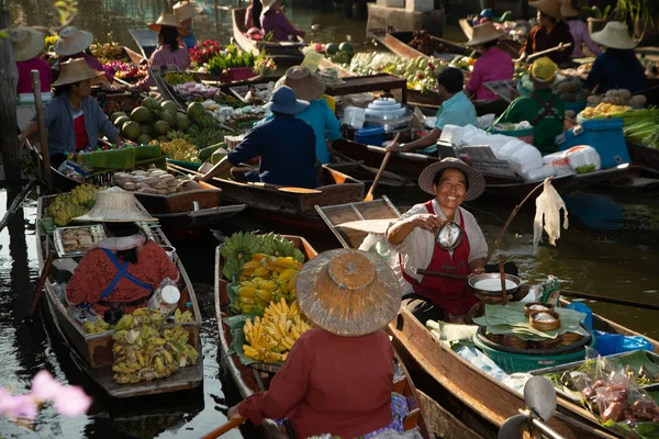 Ratchaburi Thailand November 2020 Damnoen Saduak Mercado Flutuante População Local — Fotografia de Stock