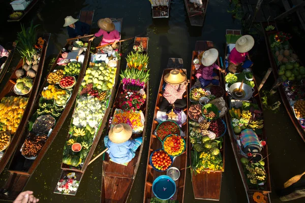 Ratchaburi Thailand Νοεμβριοσ 2020 Damnoen Saduak Floating Market Ντόπιοι Πουλάνε — Φωτογραφία Αρχείου