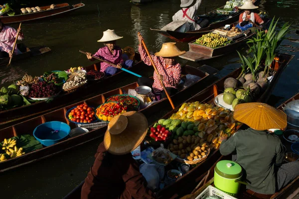 Ratchaburi Tajlandia Listopad 2020 Damnoen Saduak Floating Market Lokalni Mieszkańcy — Zdjęcie stockowe