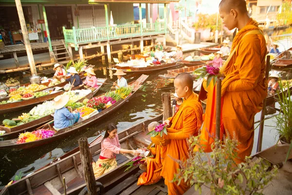 Ratchaburi Thailand November 2020 Fornecedores Turistas Não Identificados Dão Esmolas — Fotografia de Stock