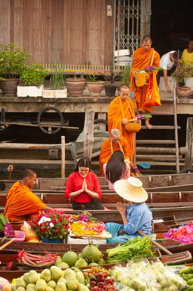 Ratchaburi Thailand November 2020 Neidentifikovaní Prodejci Turisté Dávají Almužnu Mnichům — Stock fotografie